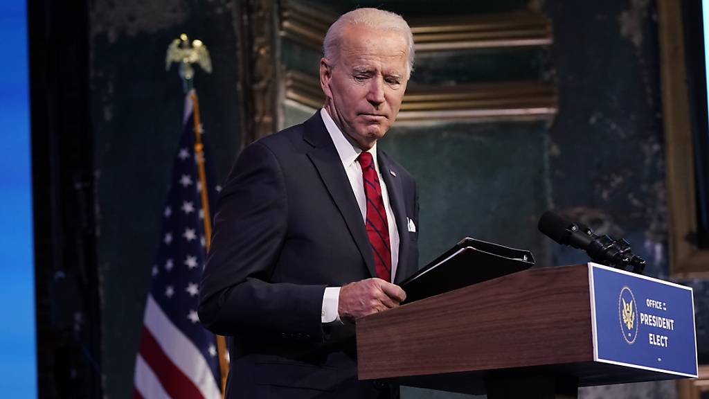 Joe Biden, designierter Präsident der USA, verlässt nach einer Rede die Bühne im The Queen Theater in Wilmington. Foto: Matt Slocum/AP/dpa