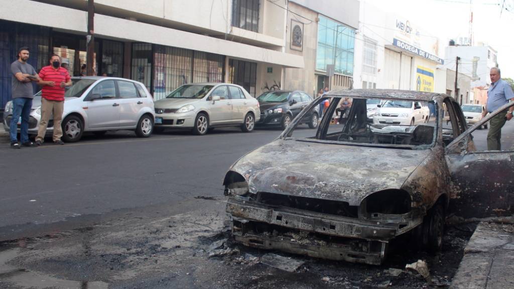 Mindestens zwölf Tote bei Kämpfen zwischen Banden: Blick auf eine Strasse in Calaya (Bundesstaat Guanajuato), in der Kriminelle Blockaden errichteten und Autos verbrannten.
