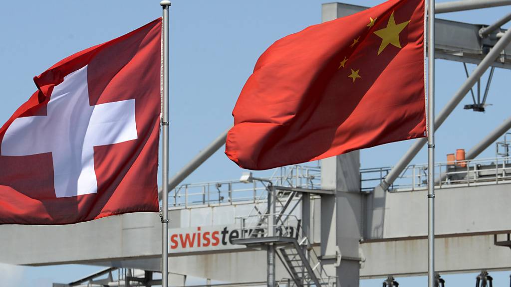 Die Schweizerflagge und die chinesische Flagge flattern im Wind am Rheinhafen in Basel. (Archivbild)