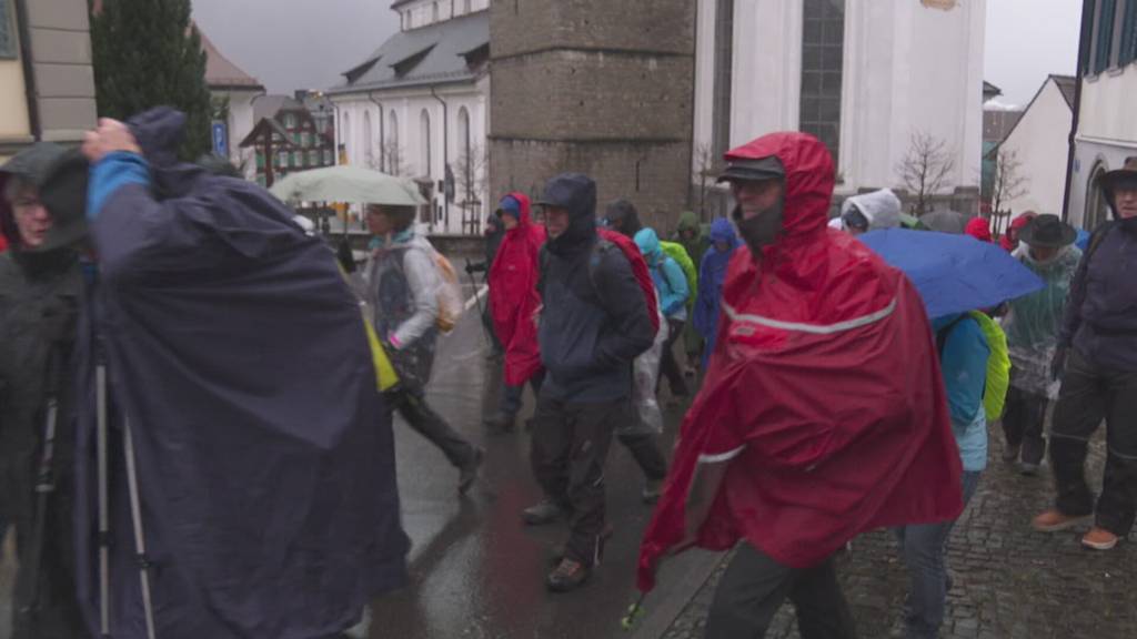 Friedenswanderung in Flüeli-Ranft trotz Hudelwetter