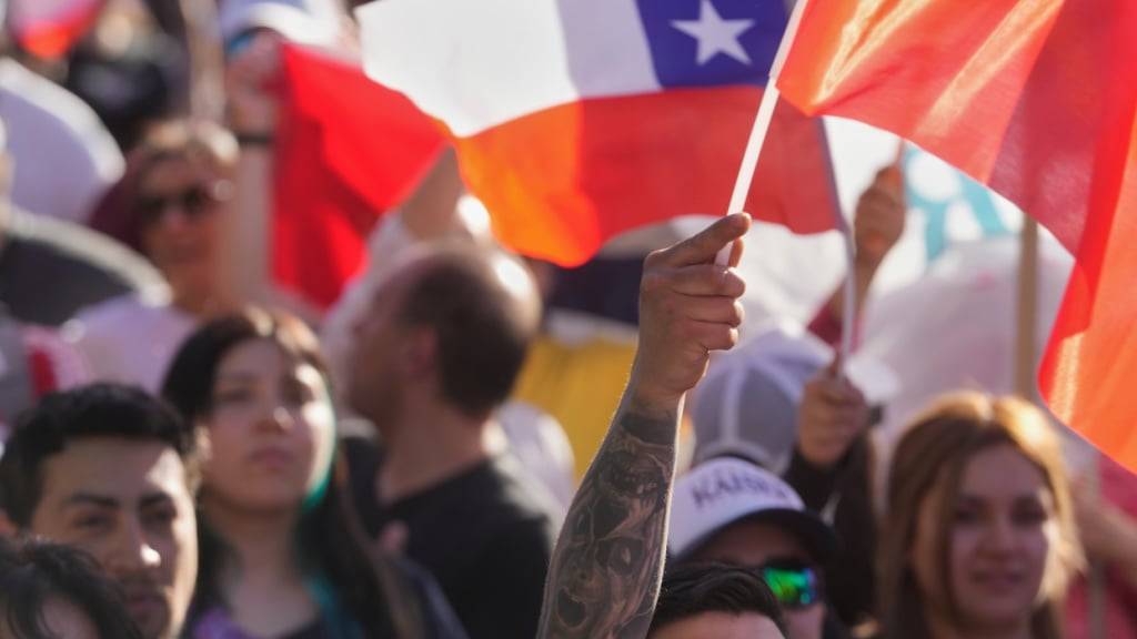 Anhänger des Präsidentschaftskandidaten Kaiser von der Nationalen Libertären Partei schwenken während einer Kundgebung vor den bevorstehenden Wahlen Fahnen. Foto: Esteban Felix/AP/dpa