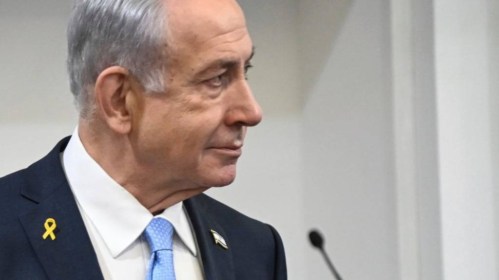 ARCHIV - Der israelische Ministerpräsident Benjamin Netanjahu nimmt an einem Prozess gegen ihn wegen Korruption vor dem Bezirksgericht teil. Foto: Yair Sagi/YEDIOTH AHRONOTH POOL via AP/dpa