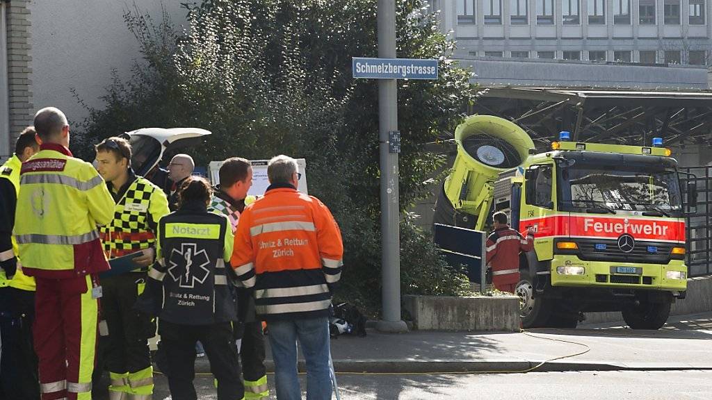 Nach dem Brand am Universitätsspital Zürich musste aus den Räumlichkeiten  viel Rauch abgesaugt werden. Feuerwehr und Rettungskräfte waren mit einem Grossaufgebot vor Ort.