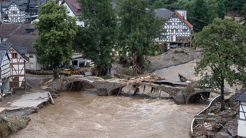 Die Brücke in einem Dorf im Kreis Ahrweiler in Rheinland-Pfalz ist nach dem Unwetter mit Hochwasser unpassierbar geworden. Nach Unwettern im Westen Deutschlands sind ganze Landstriche verwüstet, Häuser weggespült und mindestens 43 Menschen gestorben. Foto: Boris Roessler/dpa