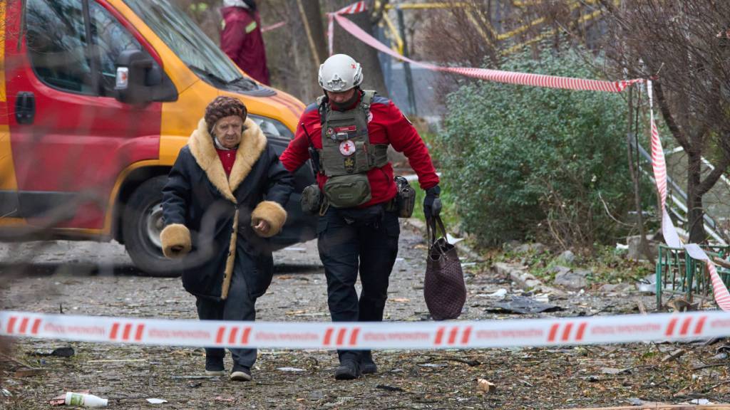 Ein Sanitäter evakuiert eine ältere Bewohnerin, nachdem eine russische Drohne ein Wohnhaus getroffen hat. Foto: Efrem Lukatsky/AP/dpa/Archiv