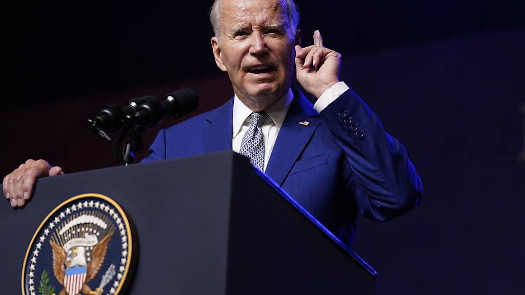 Joe Biden, Präsident der USA, spricht auf einer Pressekonferenz. Biden will bei einem Kurzbesuch in Vietnam angesichts der Spannungen mit China ein engeres Bündnis mit dem kommunistischen Land knüpfen. Foto: Evan Vucci/AP/dpa