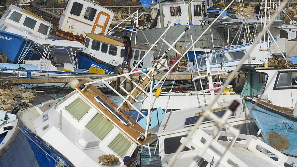 dpatopbilder - Ein Fischer betrachtet die vom Hurrikan «Beryl» beschädigten Fischerboote in der Bridgetown Fisheries. Foto: Ricardo Mazalan/AP
