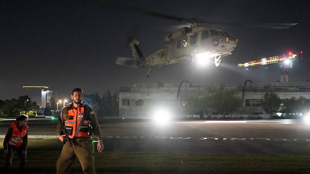 Ein Hubschrauber mit einer von der Hamas freigelassenen israelischen Geisel landet auf dem Sheba Medical Center. Foto: Ariel Schalit/AP/dpa