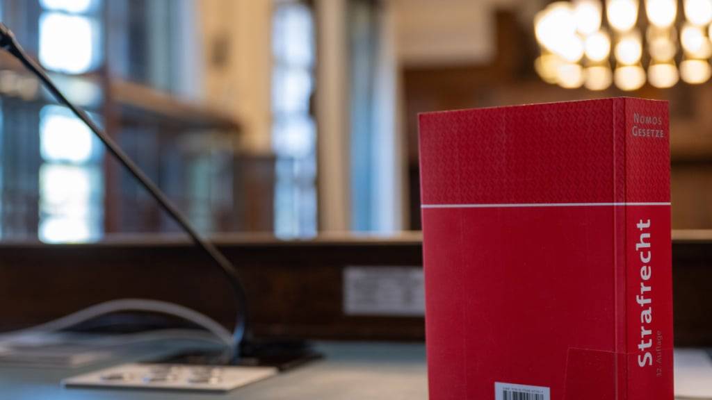 ARCHIV - Das Gesetzbuch «Strafrecht» steht auf einem Tisch in einem Verhandlungssaal im Kriminalgericht Moabit. Foto: Monika Skolimowska/dpa