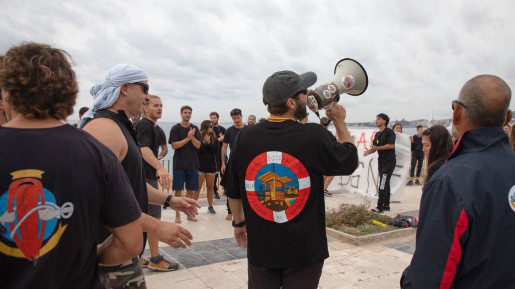 Rettungsschwimmer protestieren auf Mallorca. Foto: Clara Margais/dpa