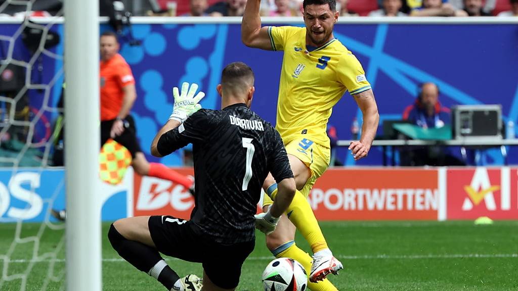 Die entscheidende Szene: Roman Jaremtschuk schiebt den Ball an Martin Dubravka vorbei und trifft zehn Minuten vor dem Ende zum 2:1 für die Ukraine