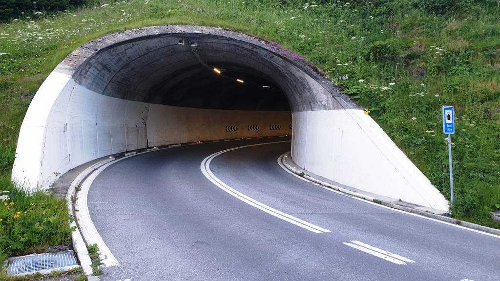 Tourist kracht mit Töff in Tunnelwand