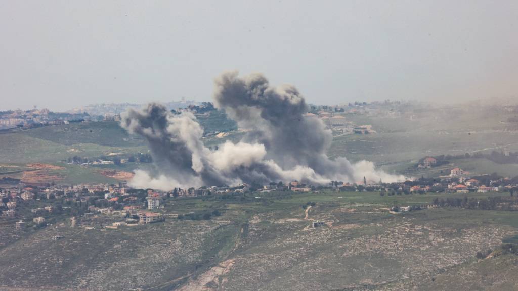 Nach einem israelischen Luftangriff in einem südlibanesischen Dorf nahe der israelischen Grenze steigt Rauch auf. Foto: Gil Cohen Magen/dpa