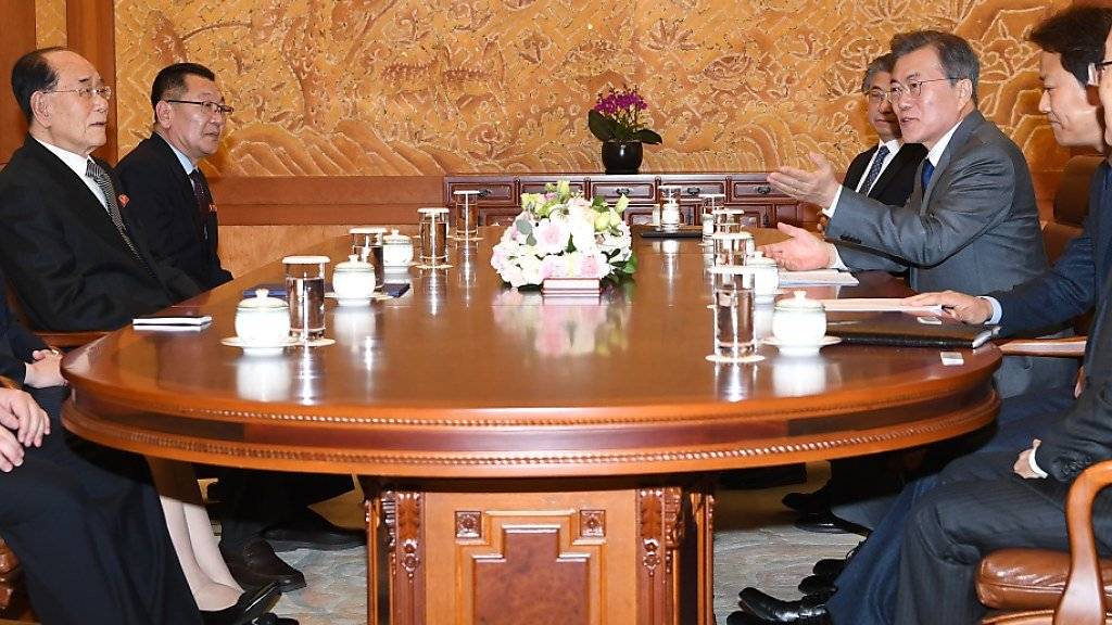 Ein historisches Treffen: Südkoreas Präsident Moon Jae In (3.v.r.) empfing eine hochklassische Delegation Nordkoreas.