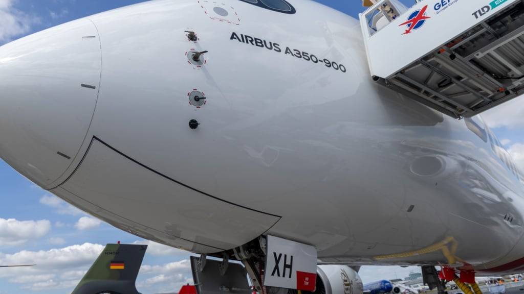 Der Flugzeughersteller Airbus zieht an der Luftfahrtmesse in Le Bourget bei Paris zahlreiche Aufträge an Land, während US-Konkurrent Boeing leer ausgeht. Boeing setzen Negativnachrichten wie zum Flugzeugabsturz in Indien zu.