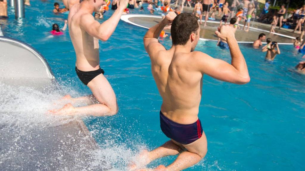 Der Winterthurer Stadtrat ist dagegen, dass Auswärtige in Freibädern und anderen Sport- und Kultureinrichtungen der Stadt höhere Preise bezahlen sollen als Einheimische. Ein entsprechender Vorstoss ist im Stadtparlament hängig. (Symbolbild)