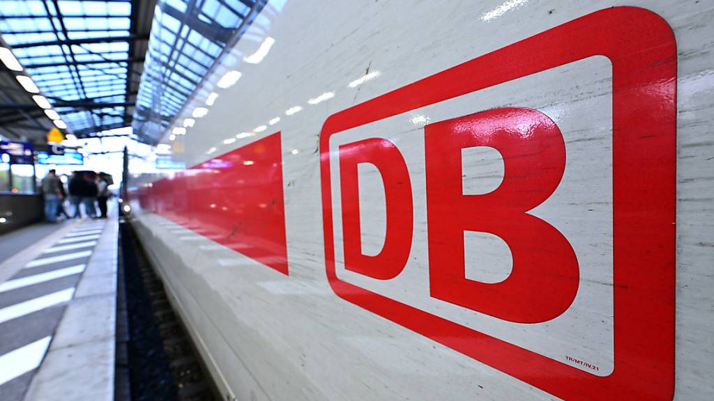 ARCHIV - Sollte die Bahn auch vor dem Landesarbeitsgericht scheitern, müssen sich Fahrgäste zwischen Mittwoch und Freitag erneut auf weitreichende Einschränkungen im Personenverkehr der Deutschen Bahn einstellen. Foto: Martin Schutt/dpa