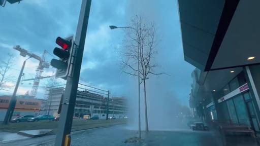 Auto kracht in Oerlikon in Hydranten und verursacht riesige Fontäne