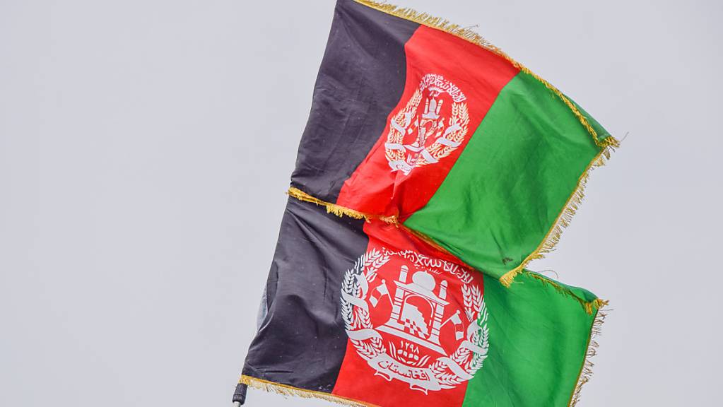 Demonstranten gegen die Taliban zeigen die afghanische Flagge. Foto: Vuk Valcic/SOPA Images via ZUMA Press Wire/dpa