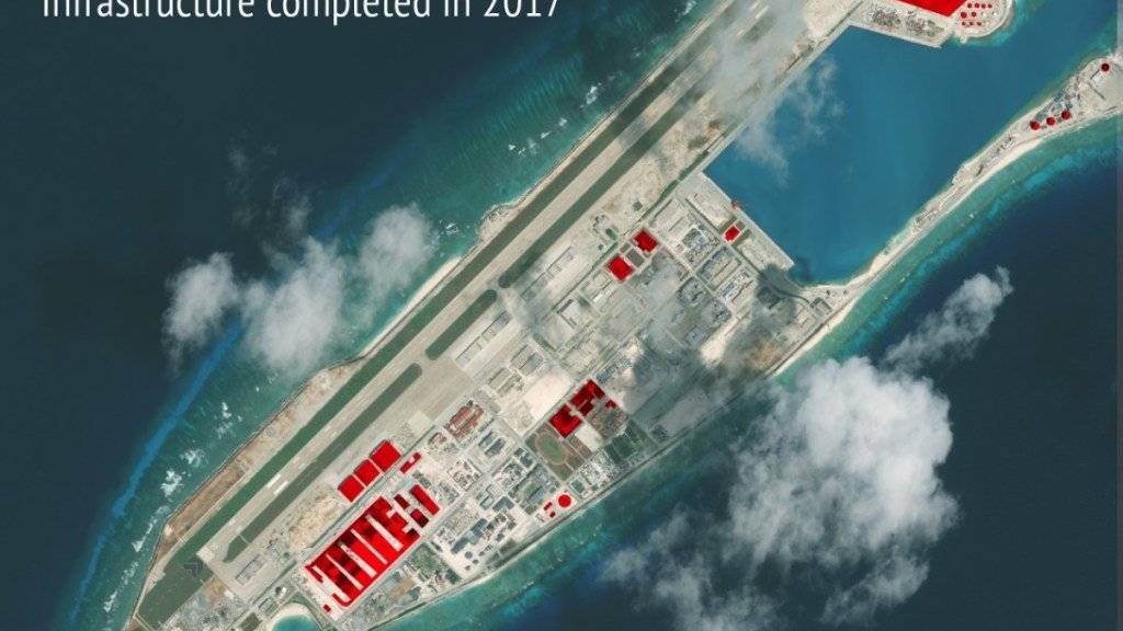Bei der rot gekennzeichneten Fläche handelt es sich um neue, 2017 fertiggestellte militärische Anlagen Chinas im Südchinesischen Meer.