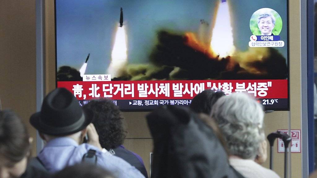 TV-Bilder in Südkorea zeigen am Samstag Raketentests aus dem nördlichen Nachbarland.