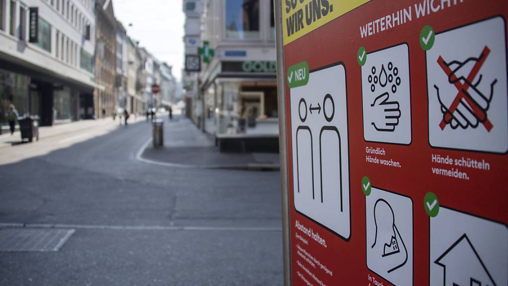 Die Corona-Krise hat den Umsatz der Schweizer Unternehmen laut dem Wirtschaftsverband Economiesuisse bereits um einen Fünftel absacken lassen - im Bild geschlossene Geschäfte an der Freie Strasse in Basel. (Archivbild)