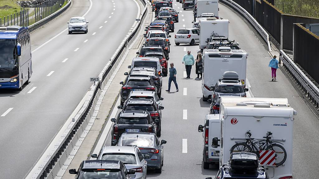 Zehn Kilometer Stau vor dem Gotthardstrassentunnel