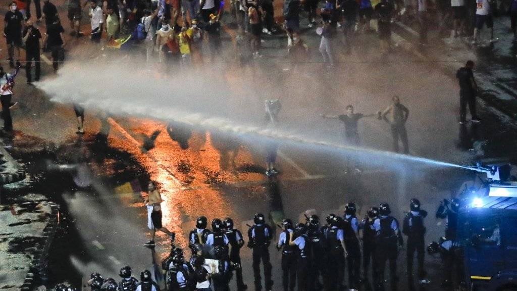 Die Polizei ist am Freitag äusserst hart gegen Demonstranten in Rumänien vorgegangen.