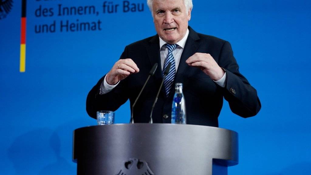 Wer neuer Chef des Verfassungsschutzes wird, ist noch offen, auch er persönlich habe «noch keinen Namen im Kopf», sagte Innenminister Horst Seehofer am Mittwoch vor den Medien in Berlin.