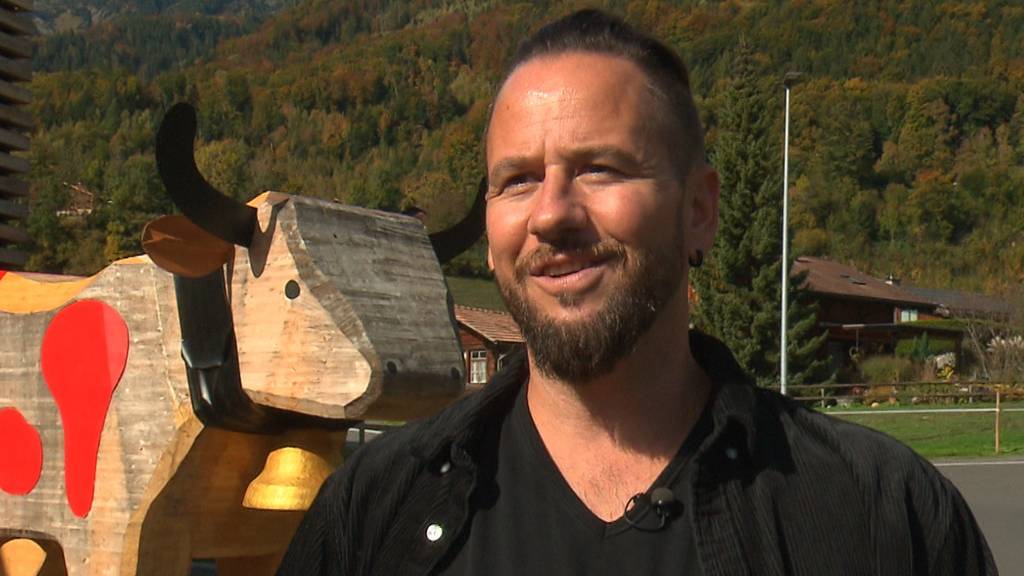 Die Familie des Berner Sängers Marc Trauffer stellt bereits seit 1938 die berühmten Holzkühe her.