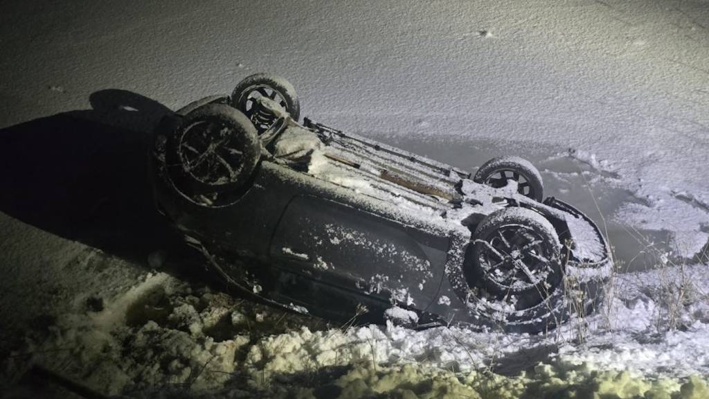 Auto mit Sommerpneus überschlägt sich in San Bernardino GR