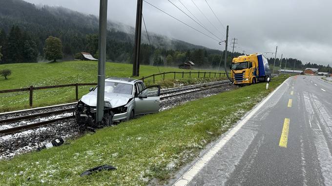 Zwei Fahrzeuge knallen in Fahrleitungsmasten der AB