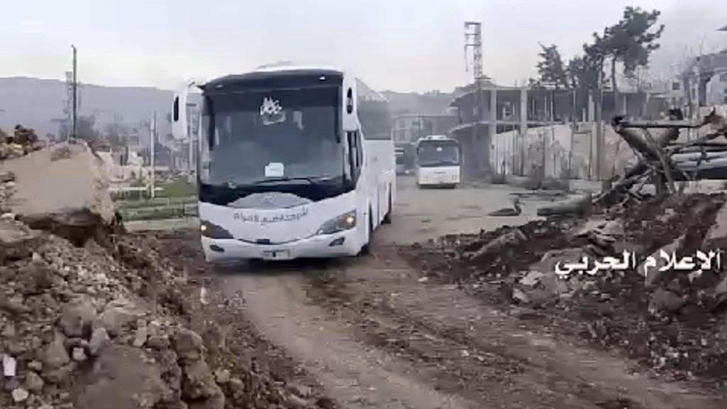 Ein Bus mit Evakuierten verlässt die Ortschaft Sabadani.