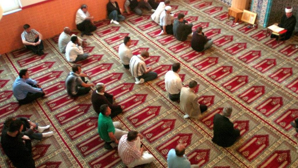 Muslime beten in der Moschee der Bosnischen Moslemischen Gemeinschaft in Emmenbrücke LU das Freitagsgebet. (Archiv)