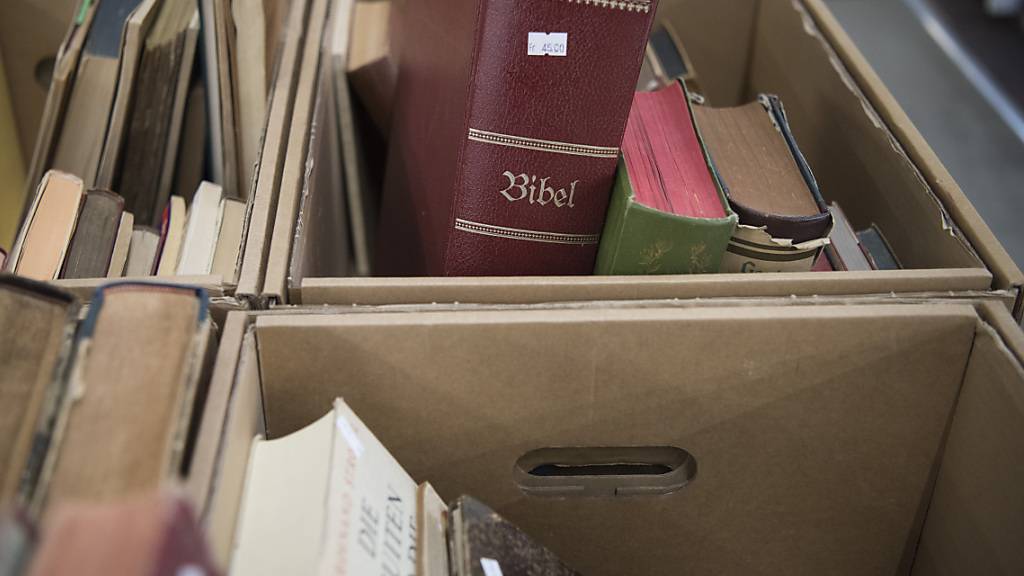 Bibel in einer Brockenstube der Heilsarmee: immer mehr Menschen weltweit können die Bibel in ihrer eigenen Muttersprache lesen. (Archivbild)