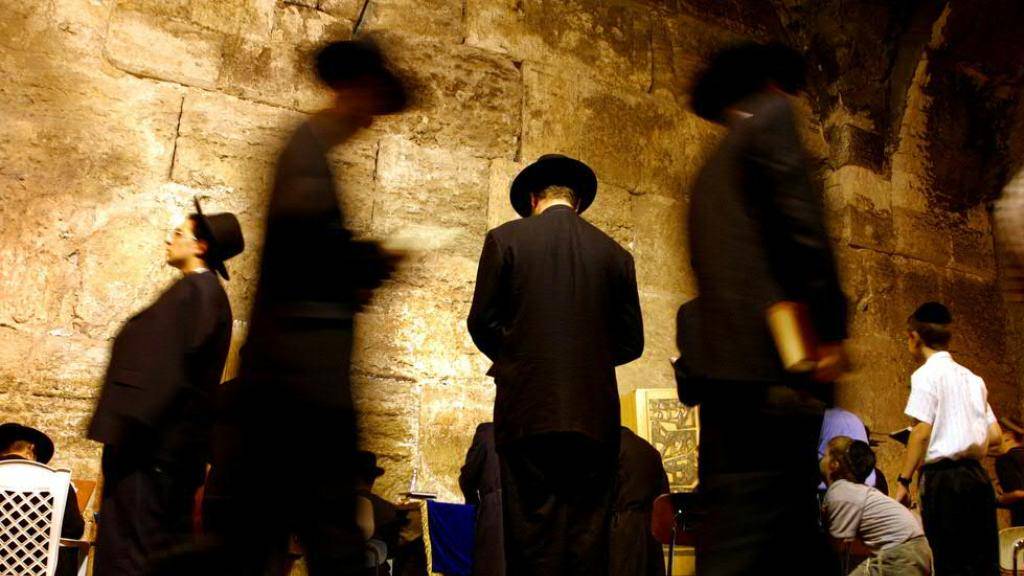 Bis zu 300 Gläubige dürfen angesichts einer Entspannung in der Corona-Krise wieder an der den Juden heiligen Klagemauer in der Jerusalemer Altstadt beten. (Symbolbild)