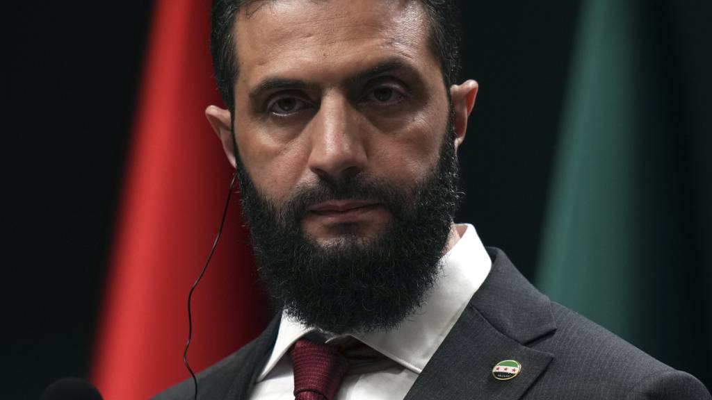 ARCHIV - Syriens Übergangspräsident Ahmed al-Scharaa hört zu auf der Pressekonferenz mit dem türkischen Präsidenten nach ihrem Treffen im Präsidentenpalast in Ankara. Foto: Francisco Seco/AP/dpa