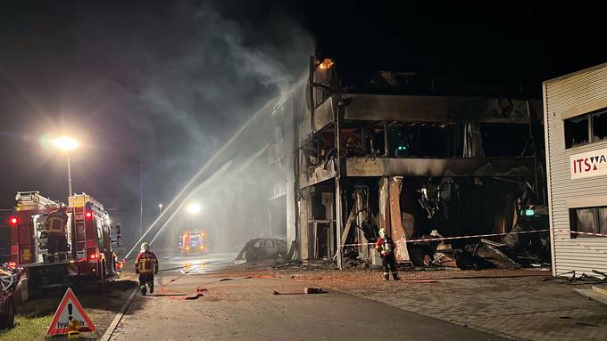 Mottbrand in abgebrannter Lagerhalle – Einsatzkräfte müssen erneut ausrücken