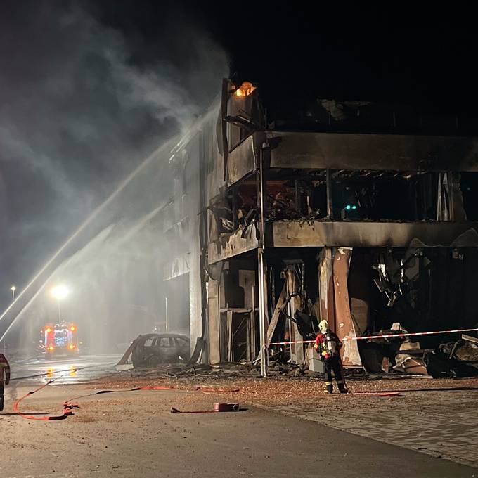 Mottbrand in abgebrannter Lagerhalle – Einsatzkräfte müssen erneut ausrücken