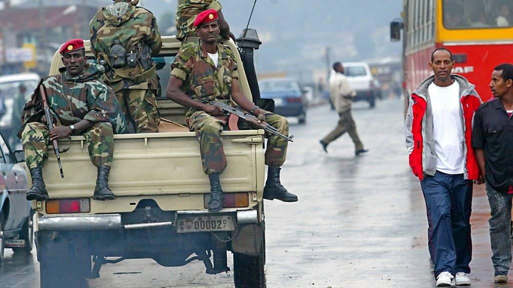 Armee-Patrouille in den Strassen von Addis Abeba: Bei Protesten in Äthiopien sollen rund hundert Menschen getötet worden sein. (Archivbild)