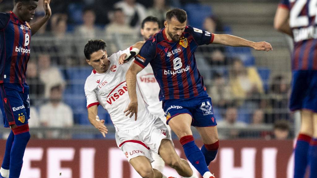 Basels Stürmer Albian Ajeti, im Zweikampf mit Nils Reichmuth, verhinderte vorerst die Thuner Meisterfeier