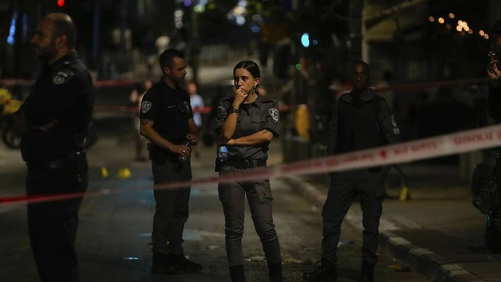 Israelische Polizisten sichern den Tatort in Tel Aviv. Foto: Maya Alleruzzo/AP/dpa