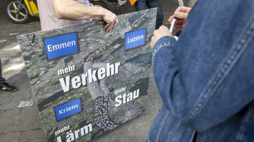 Die Komitees aus Luzern und Kriens stellen ihre Initiativen auf dem Kasernenplatz in Luzern vor.
