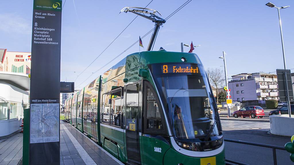 Ein Tram der Basler Verkehrsbetriebe BVB der Linie 8 ist am Dienstagabend in der deutschen Stadt Weil am Rhein in einen Unfall verwickelt gewesen - dabei kam eine Frau ums Leben. (Archivbild)