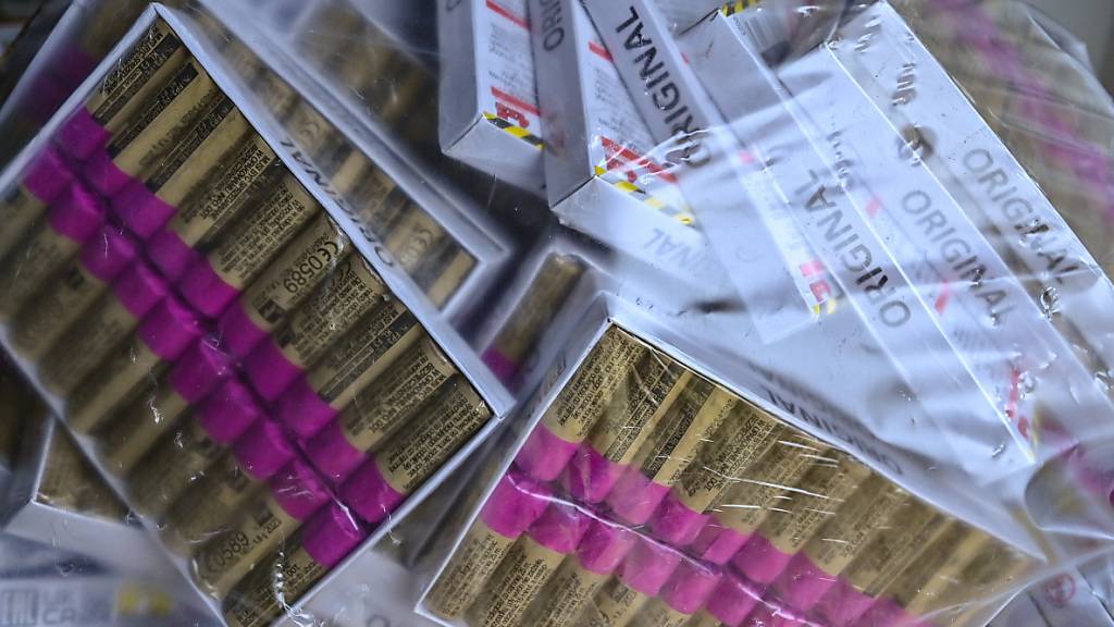 Die niederländische Polizei hat bei Kontrollen und Durchsuchungen insgesamt rund 800 Kilogramm illegale Böller und Feuerwerkskörper beschlagnahmt.(Symboldbild) Foto: Patrick Pleul/dpa