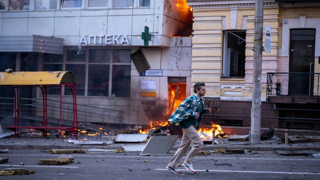 Ein Mann rennt vor einem Krankenhaus vorbei, das nach einem russischen Drohnenangriff im Zentrum von Kiew beschädigt wurde. Foto: Dan Bashakov/AP/dpa