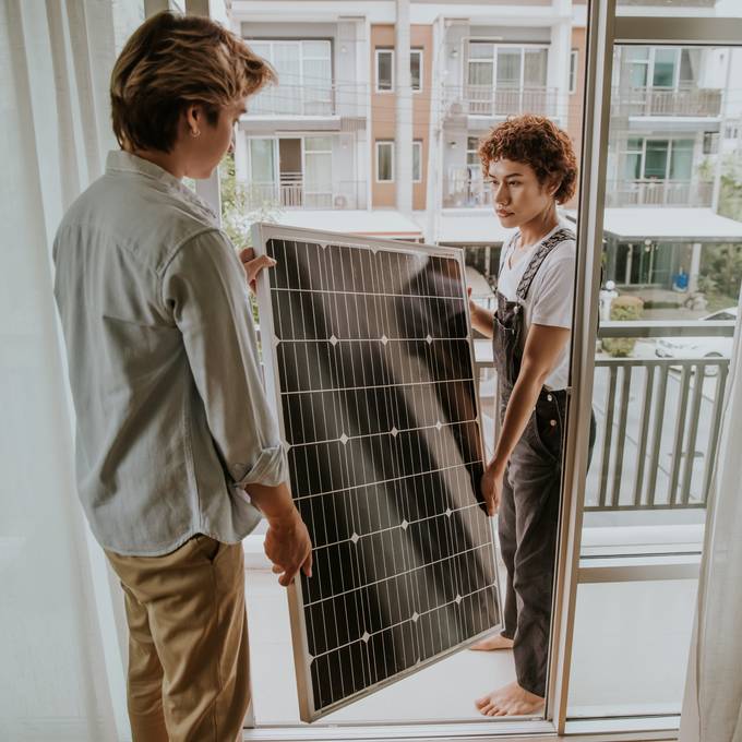 Balkon-Solaranlagen boomen – das musst du über die Minikraftwerke wissen