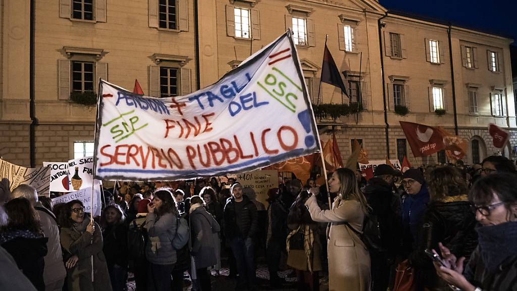Heftiger Protest: Am 22. November protestierten gegen 3000 Personen in der Tessiner Hauptstadt Bellinzona gegen die von der Regierung beschlossenen Lohnkürzungen.