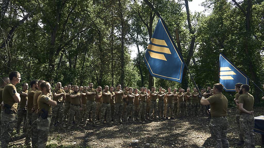 Ukrainische Soldaten in der Nähe Front in Bachmut im Osten des Landes. Foto: LIBKOS/AP