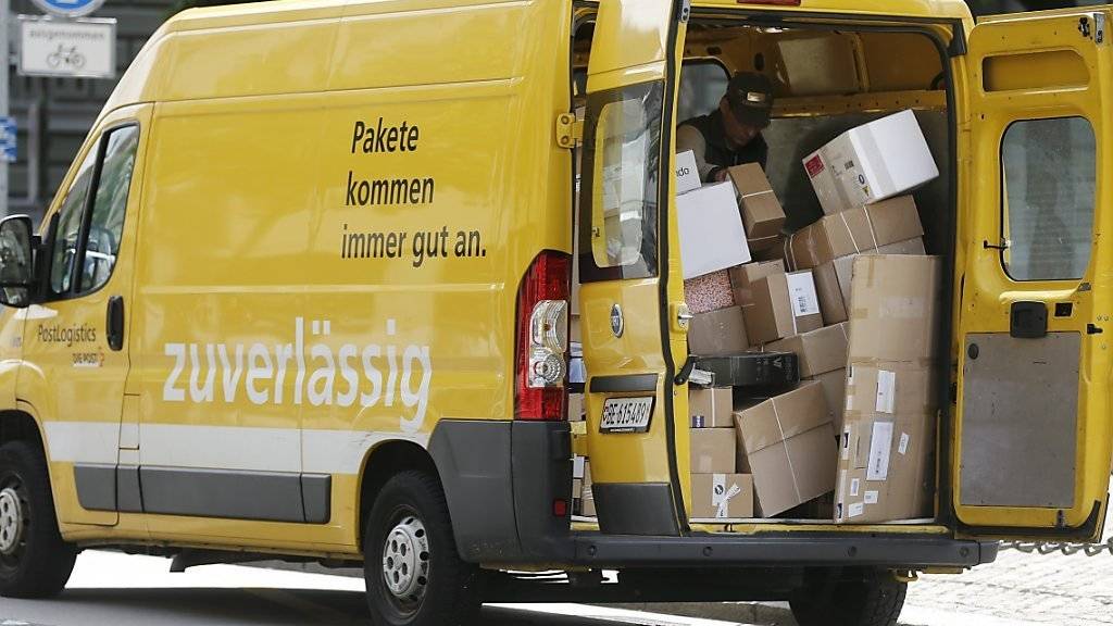 Die Schweizerische Post hat im Jahr 2015 über 115 Millionen Pakete ausgeliefert. Das sind so viele wie nie zuvor. (Symbolbild)